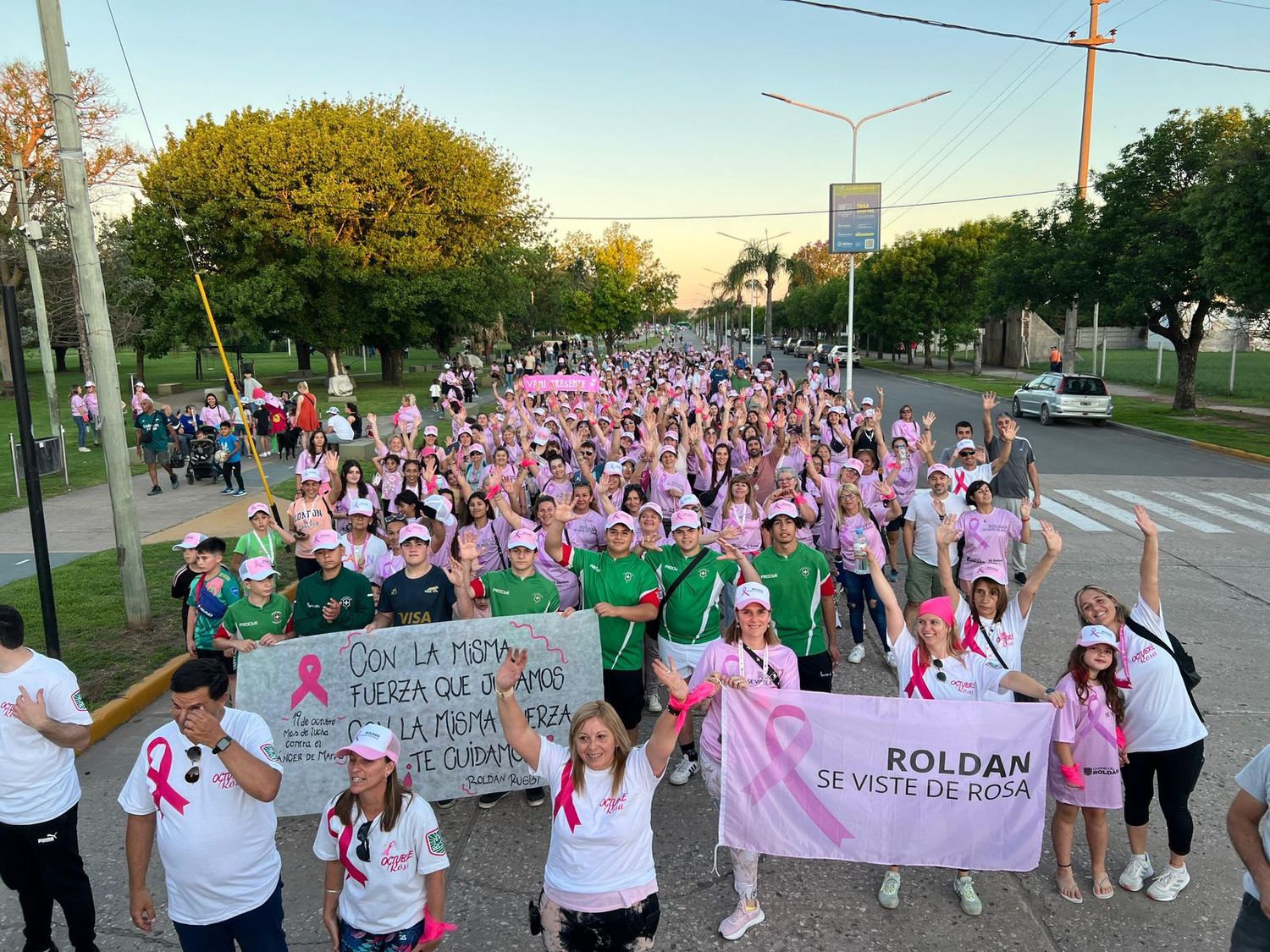 Roldán: multitudinaria caminata de Octubre Rosa