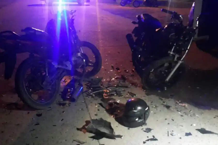 Tragedia tras choque de dos motos: dos personas murieron en el acto 