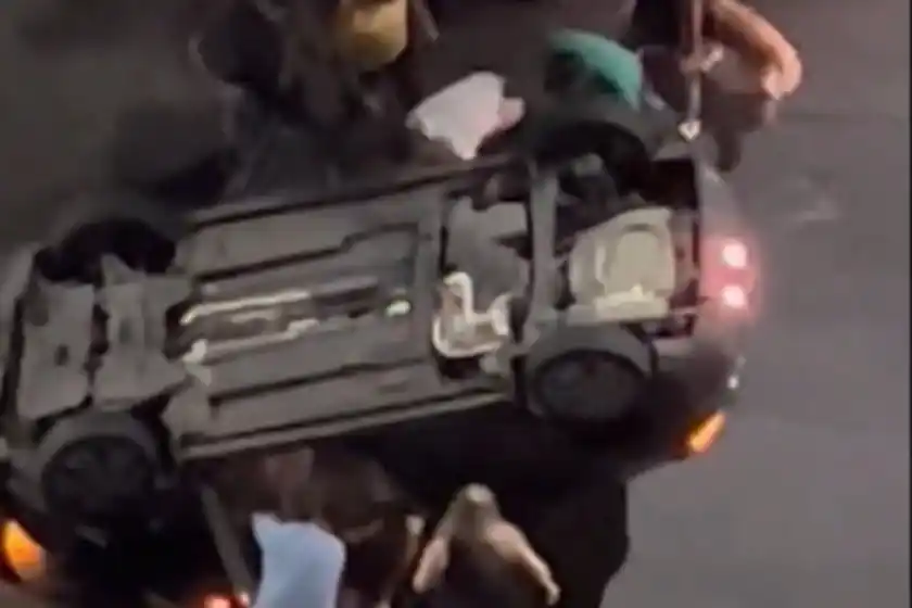 Siniestro vial en zona norte: un automóvil volcó y los vecinos rescataron a las personas atrapadas