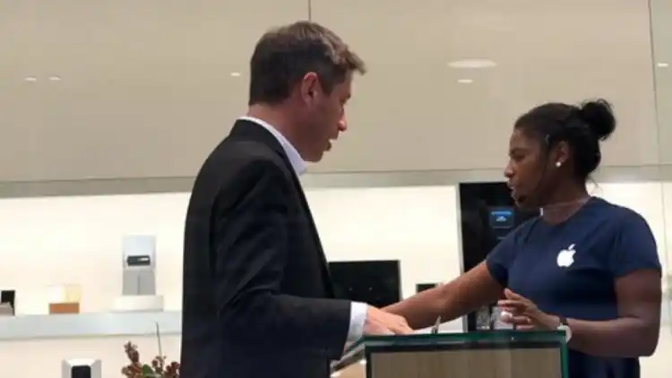 Kicillof desmintió una fake news que lo mostraba comprando en una tienda Apple