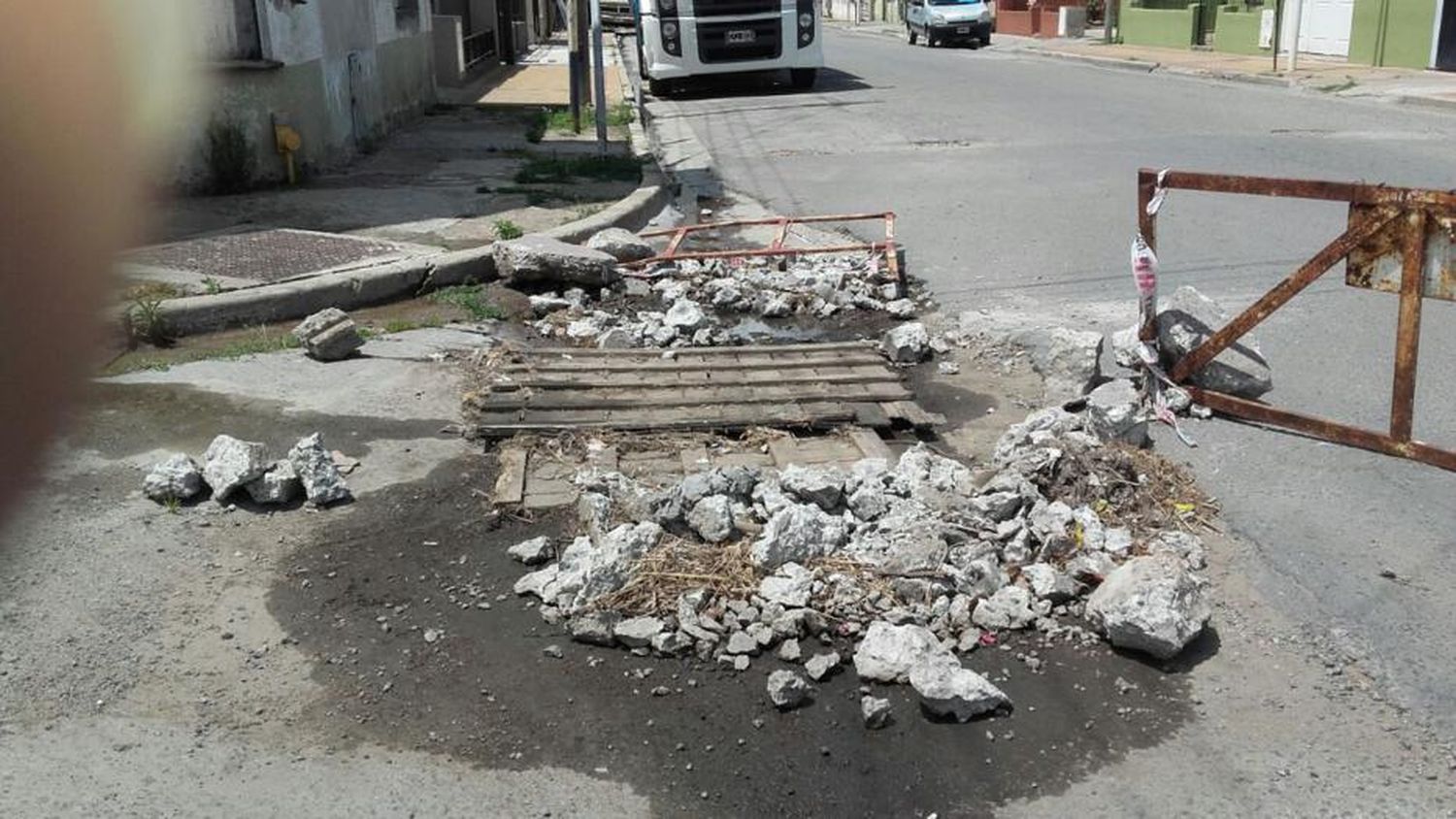 Vecinos reclaman por una calle que rompió la Usina hace un mes