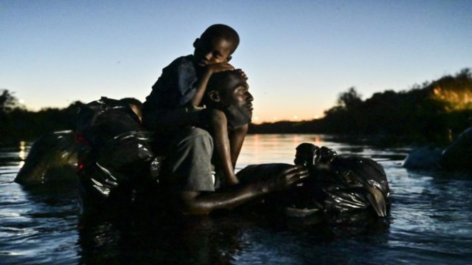SOLIDARIDAD PARA HUIR DE LA CRISIS: haitianos ayudan a venezolanos a cruzar frontera colombo-panameña