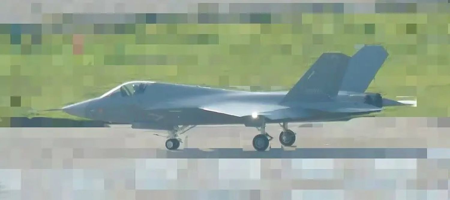 Surgen nuevas imágenes del J-35, el futuro caza embarcado stealth de la Armada China