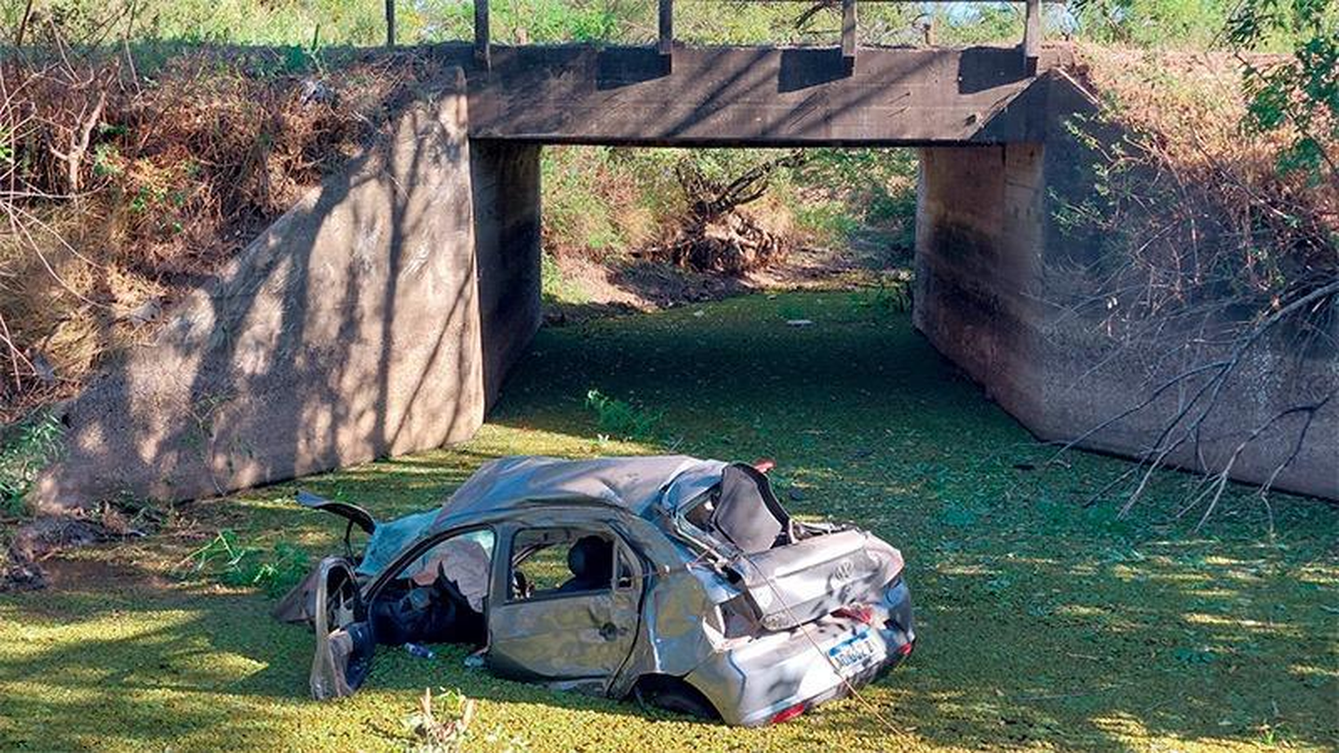Conductor murió al caer con su auto de un puente