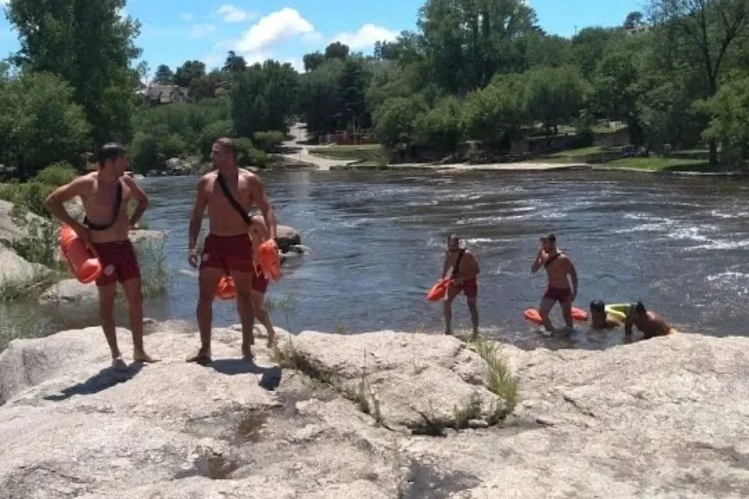 Desesperado rescate de un bebé que se estaba ahogando en un río de Carlos Paz