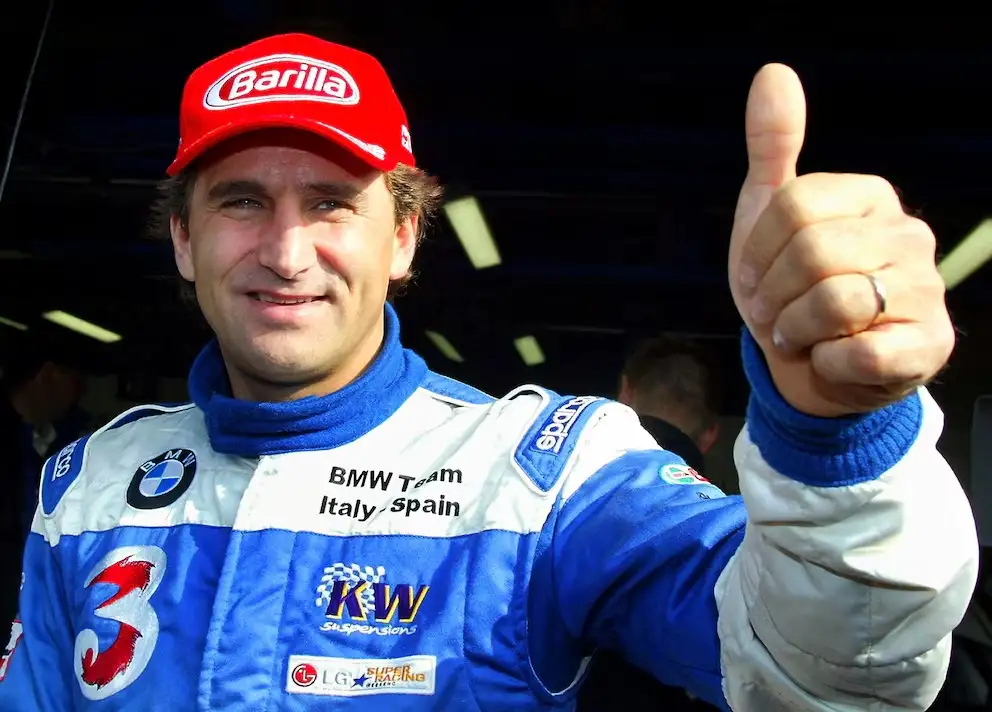 La carrera de Zanardi dio un giro en 2001, cuando sufrió un grave accidente que derivó en la amputación de ambas piernas.