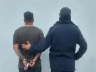 Un hombre fue detenido tras una breve persecución e intentó golpear a los efectivos policiales