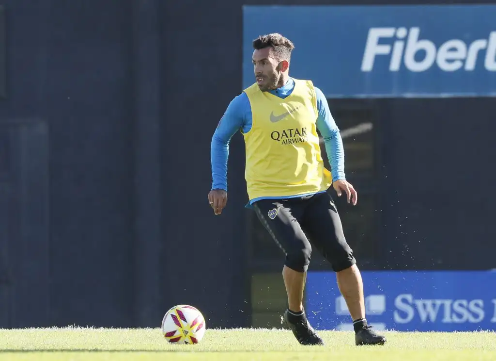 Tevez se mostró muy activo  y Zárate trabajó con pelota