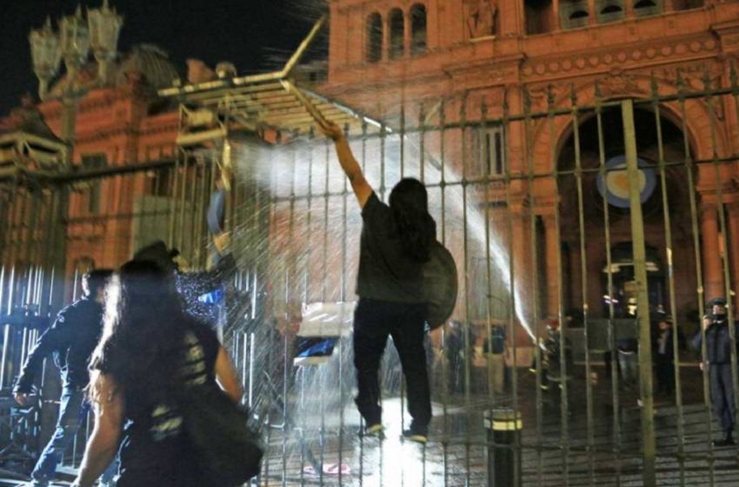 Protesta contra las restricciones en AMBA: hubo incidentes frente a Casa Rosada y en Olivos