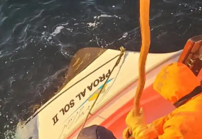 Proa al sol II es el nombre de la lancha hundida.