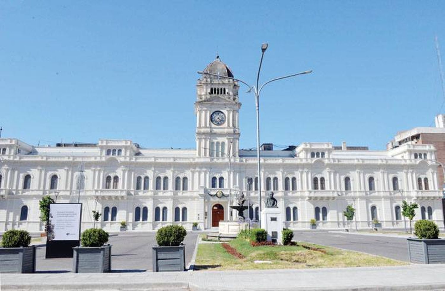 50 % del Adicional por Riesgo para todos los escalafones  de los agentes dependientes del Ministerio de Salud