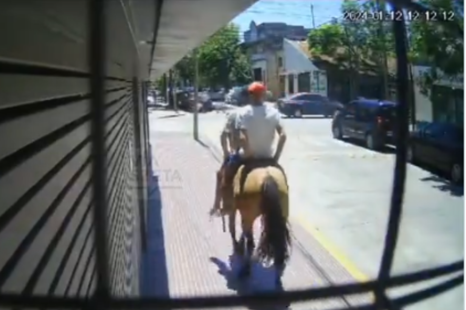 Los dos delincuentes cabalgando por San Fernando.