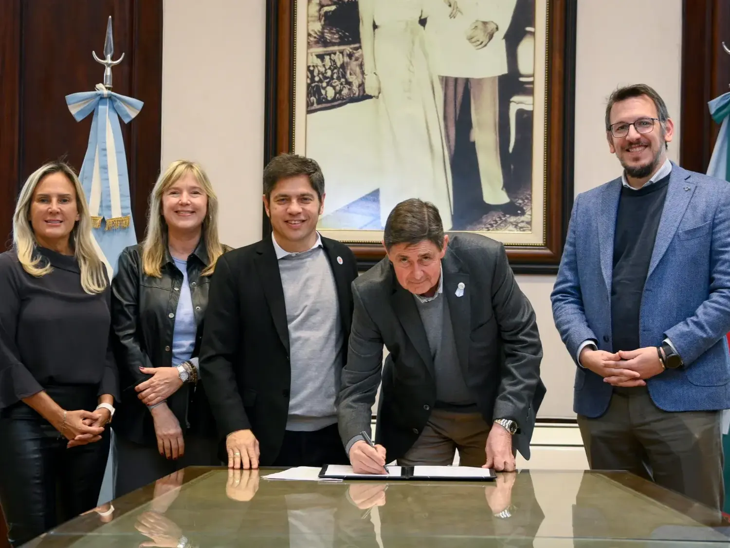 Firma. Del convenio junto al gobernador Axel Kicillof