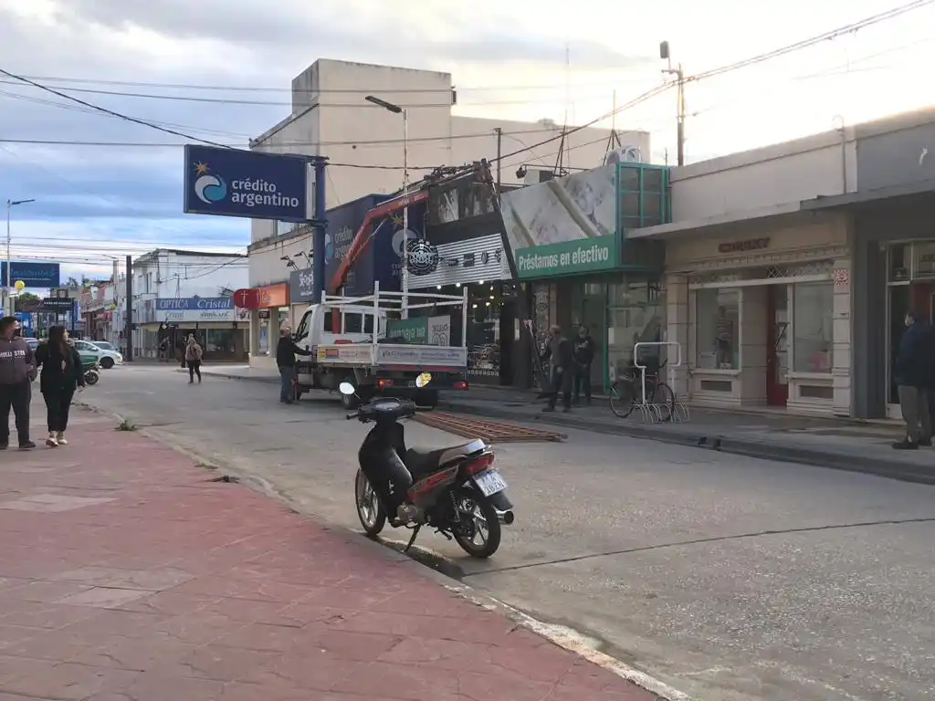 Vientos fuertes: por precaución, retiraron un cartel en el centro