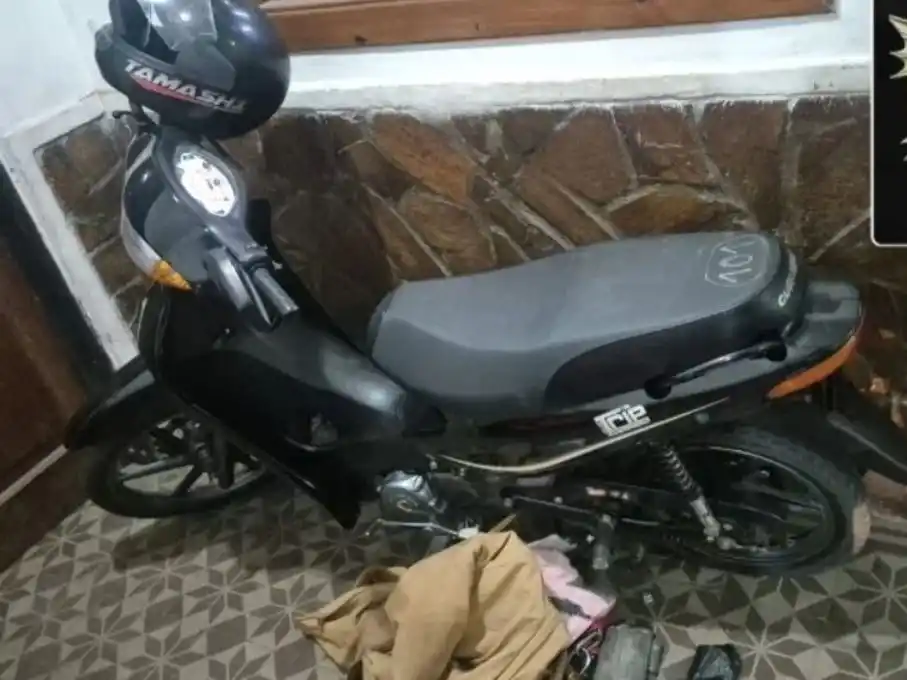 moto de los motochorros que chocaron la puerta de la comisaria