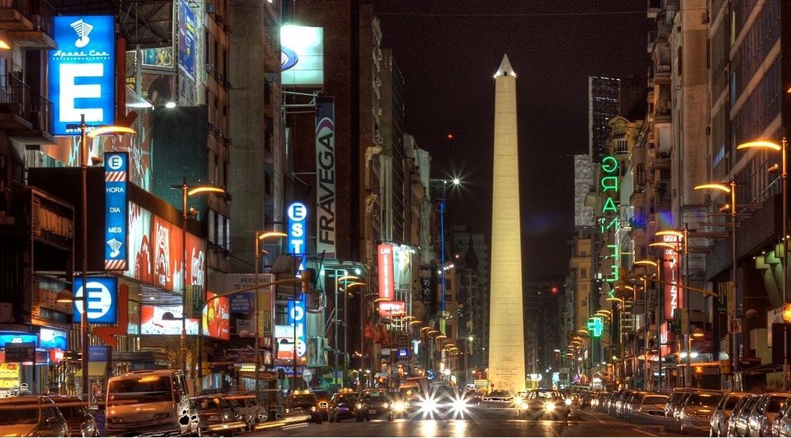 Orgullo: La Comedia San Francisco desembarca en calle Corrientes