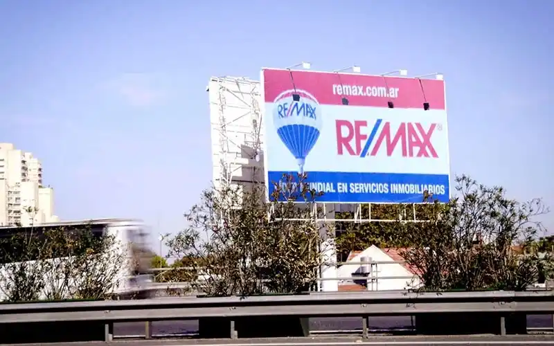 Prohíben en Morón la publicidad en la vía pública de franquicias inmobiliarias: Qué pasará si no cumplen