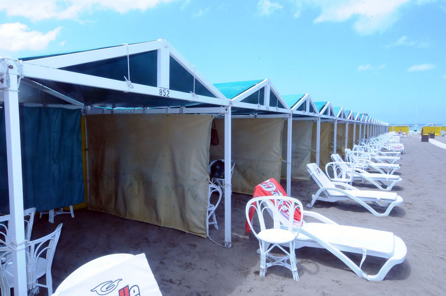 Verano en Mar del Plata: el valor de las carpas en el Balneario 12