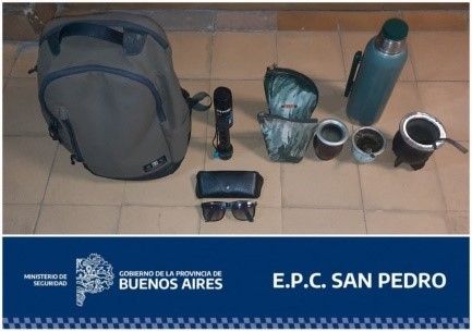 Policía lo atrapó cuando intentaba robar pertenencias de un auto estacionado