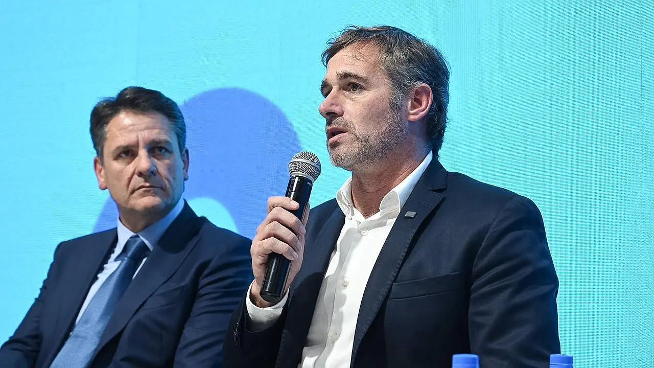 "La implementación de la inteligencia artificial tiene que tener siempre una mirada humana", expuso el intendente Achával.