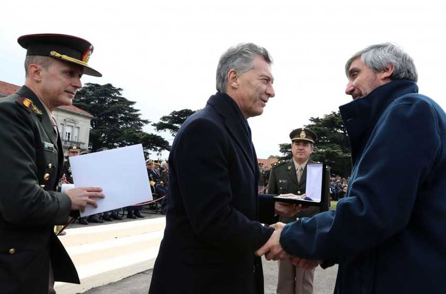 Julio Aro fue distinguido por su trabajo en Malvinas