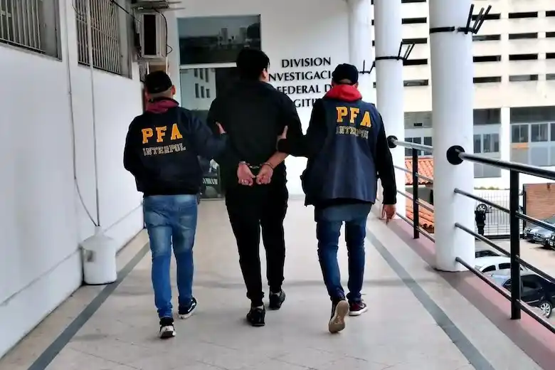 Detuvieron a madre e hijo por millonarias estafas piramidales