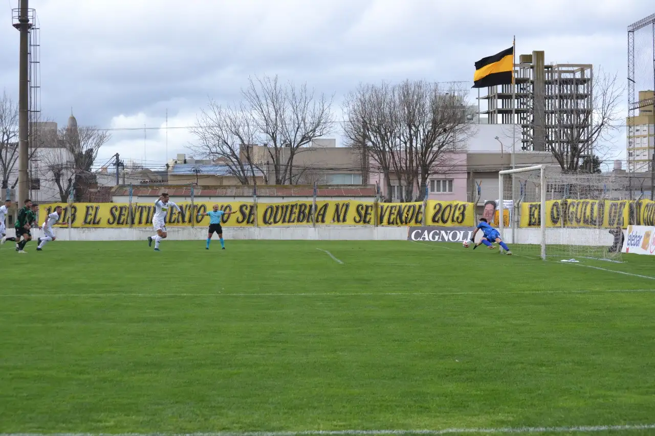 FOTO PRENSA SANTAMARINA Cozzani ataja el penal ejecutado por Vila.