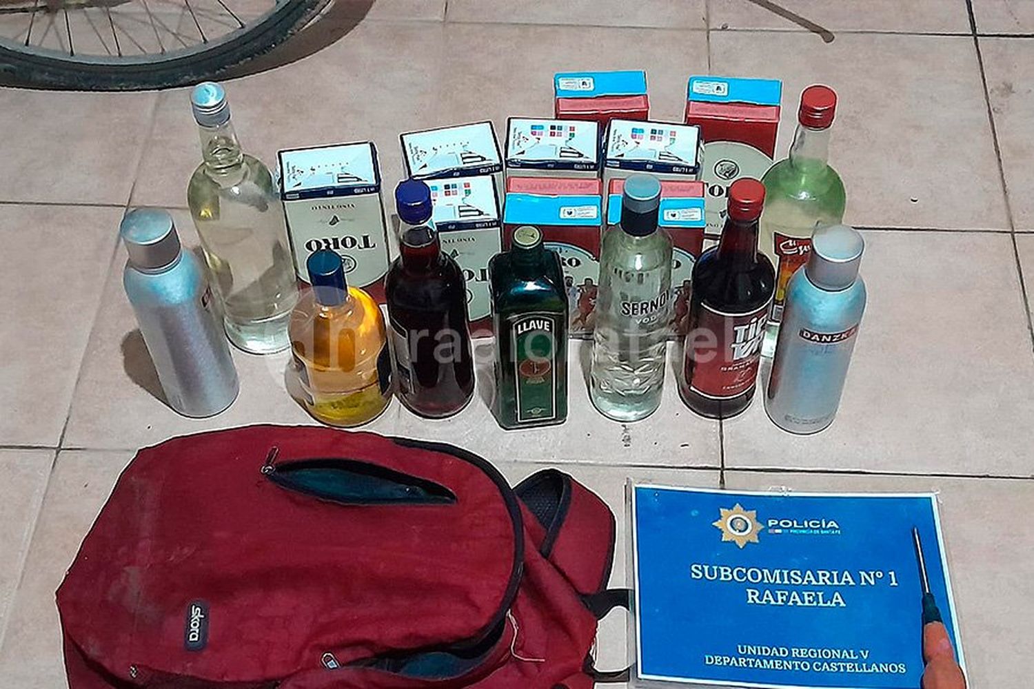 Lo agarraron con vino en cajita, ginebra, whisky, vodka y otras bebidas: ¿de dónde salió todo?