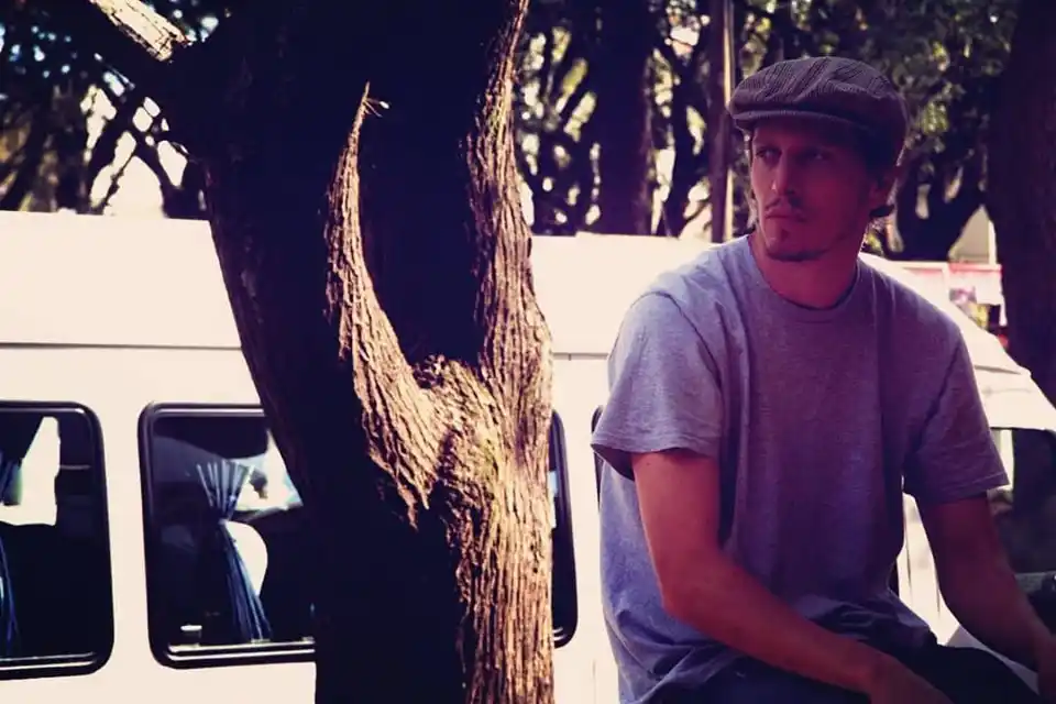 El trovador Ale Vitas se presenta con un trío en el Casal de Catalunya de Paraná