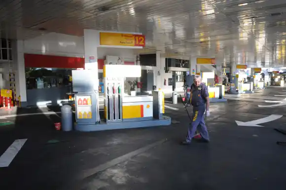 Mientras se restablece abastecimiento, confirman que la nafta subirá desde este miércoles