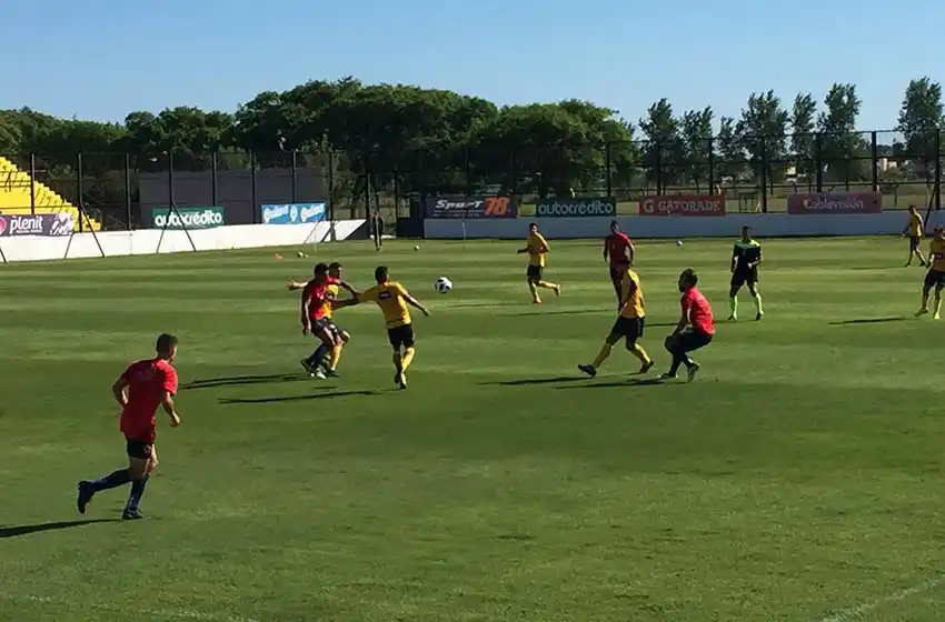 Canallas y Charrúas igualaron sin goles