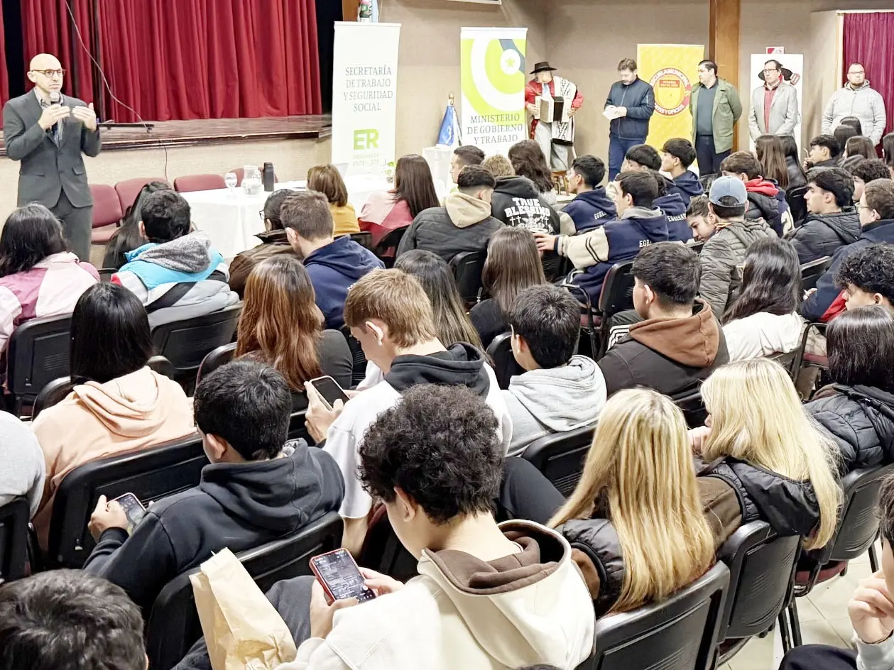 Un centenar de jóvenes de Federal se formaron en derechos laborales y herramientas para su primer empleo