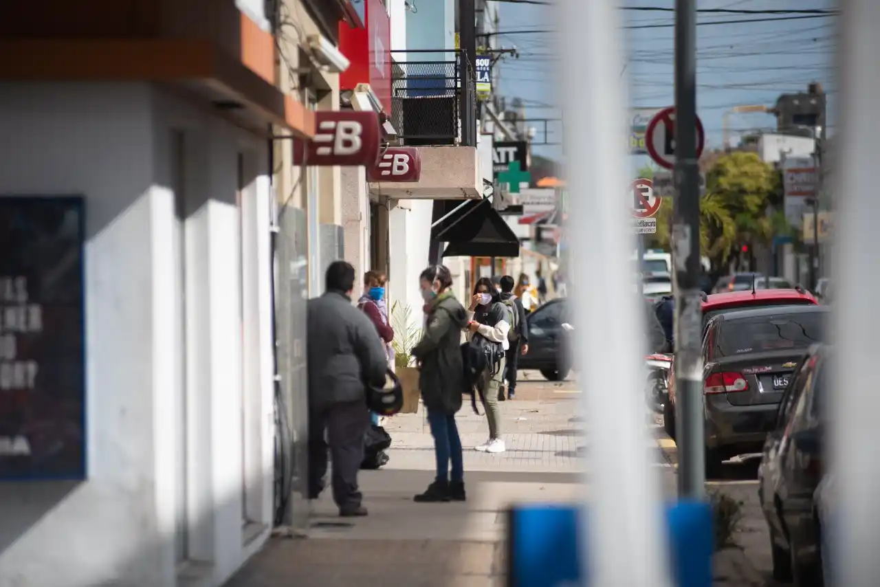 Quiénes cobran hoy los 10 mil pesos del Ingreso Familiar de Emergencia