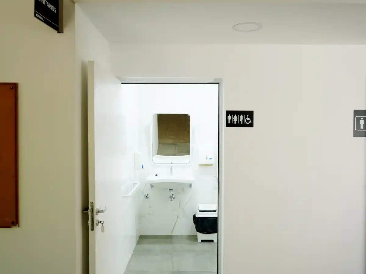 Estudiantes celebran el baño inclusivo en la UTN: “Es una demanda que está en la sociedad”  