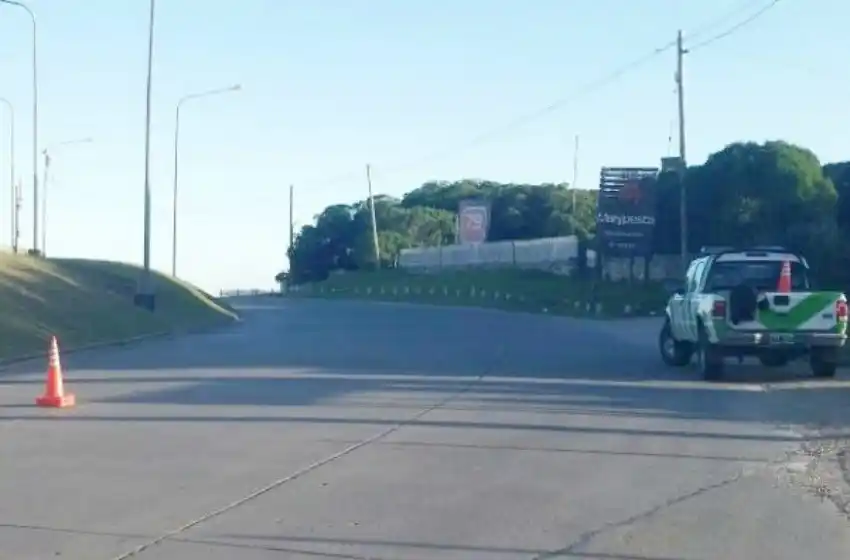 Un motociclista despistó y cayó por la barranca en Punta Mogotes