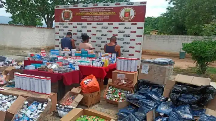 NEGOCIO CLANDESTINO: capturan a dos hombres y una mujer con 24 bultos de medicamentos colombianos