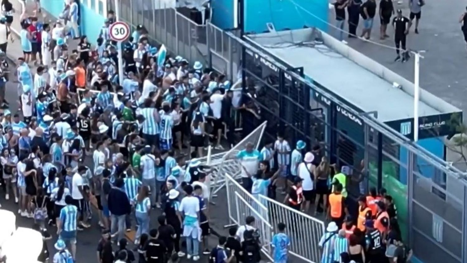 Incidentes en el ingreso a Racing