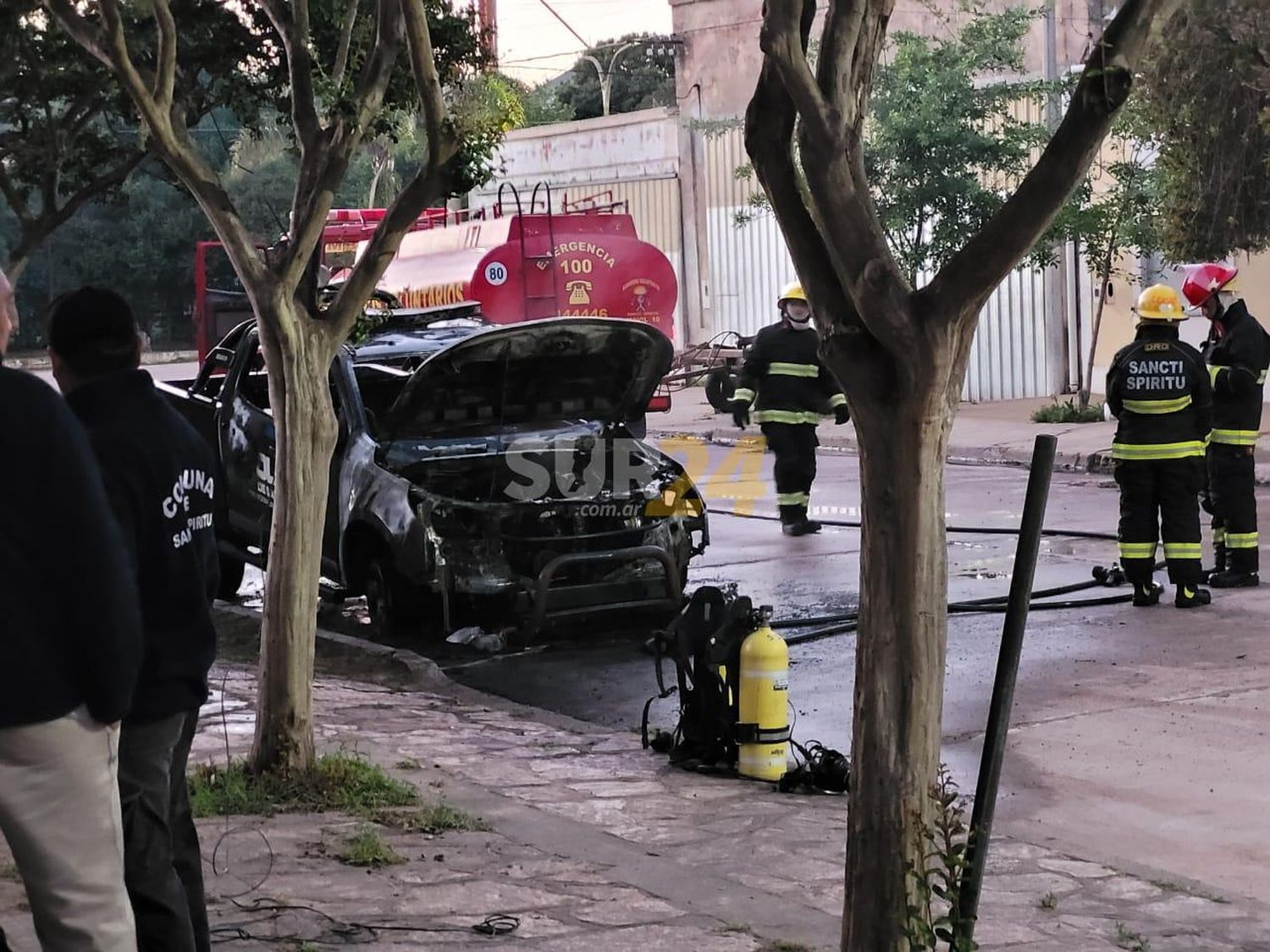 Sancti Spíritu: incendiaron dos móviles policiales frente a la Comisaría