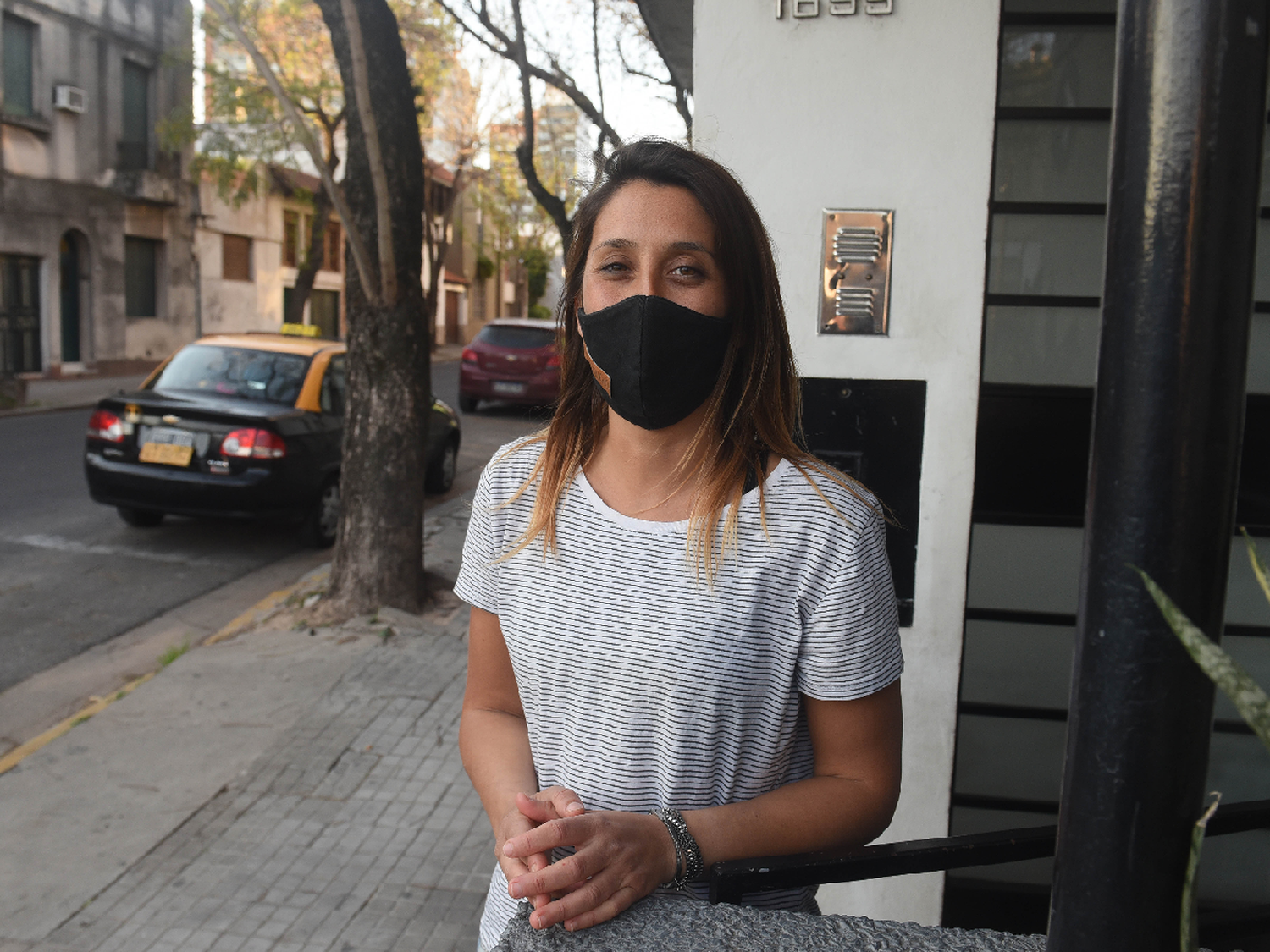Una rosarina le regaló su bicicleta a un repartidor al que le robaron frente a su casa