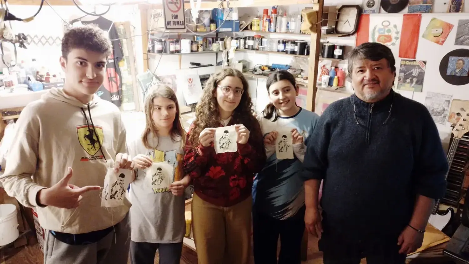 Thiago Larralde, León Gochi, Charo Chamus, Javiera Moyano Saint-Denis visitaron el taller de Gustavo Castillo