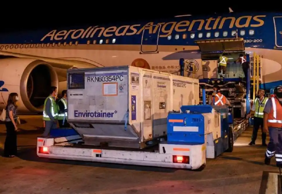 Llegó el primero de los tres aviones que traen el millón de vacunas de Sinopharm