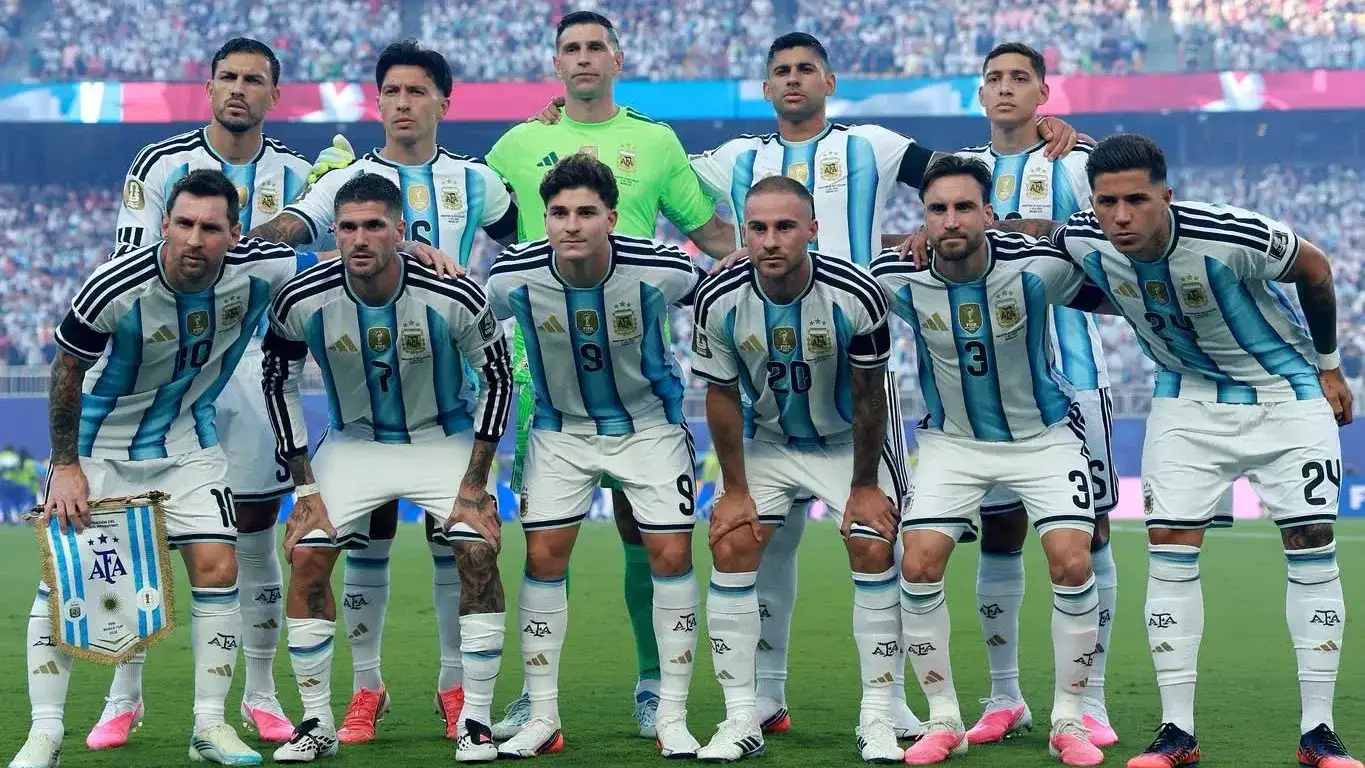 La formación argentina en cuartos de final. Arriba: Paredes, Lisandro Martínez, Emiliano Martínez, Romero y Molina. Abajo: Messi, De Paul, Álvarez, Mac Allister, Tagliafico y Fernández.