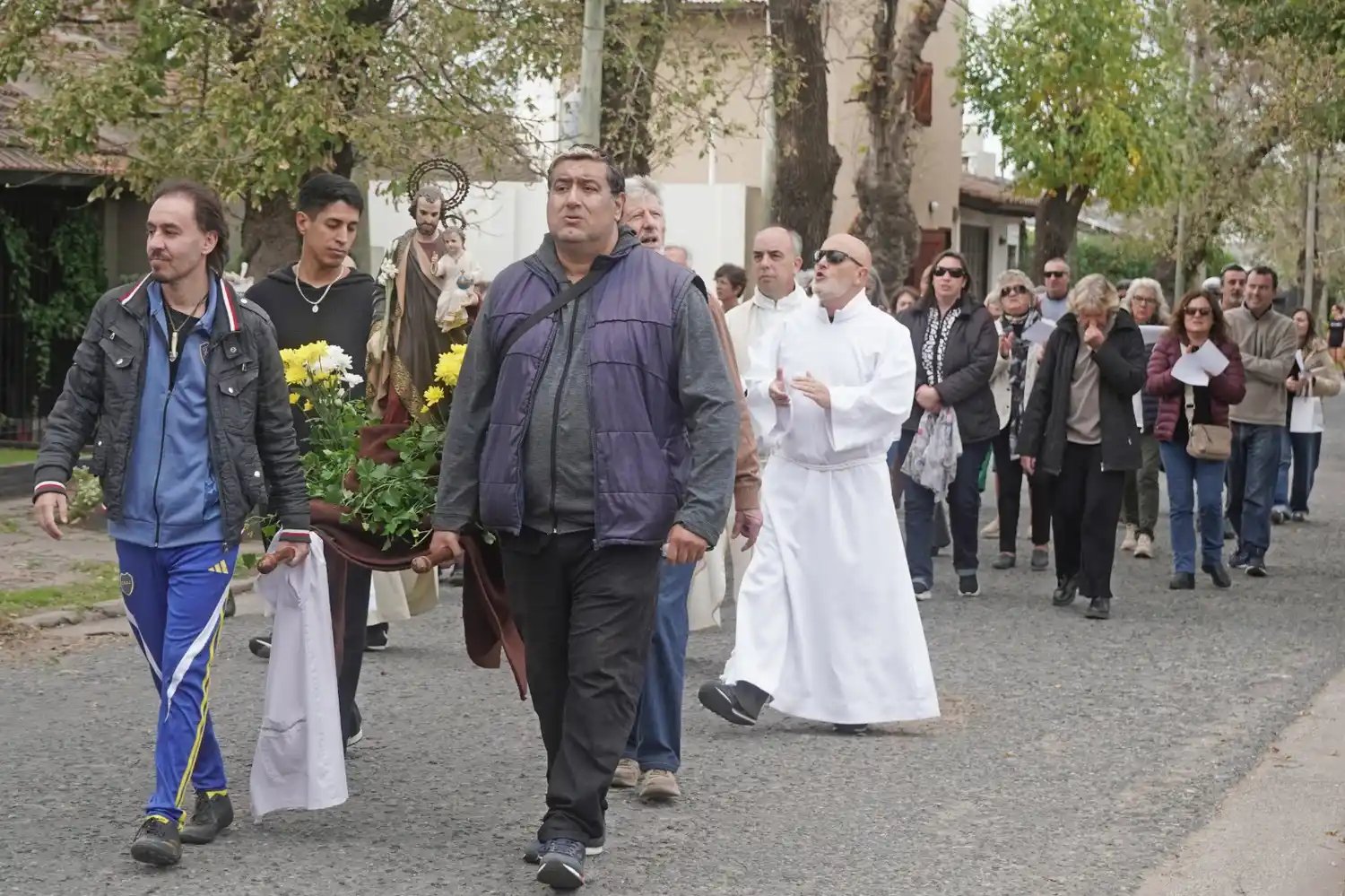 Fieles acompañaron la imagen de San José Obrero durante la procesión por las calles del barrio