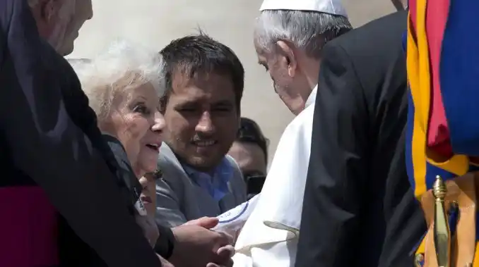El Papa recibe a Estela de Carlotto y su nieto en el Vaticano