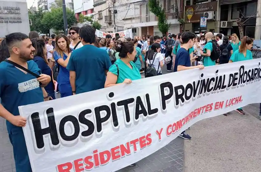 Médicos residentes marcharon en frente del Cemar: «Queremos que se nos respete por sostener la salud de la población»