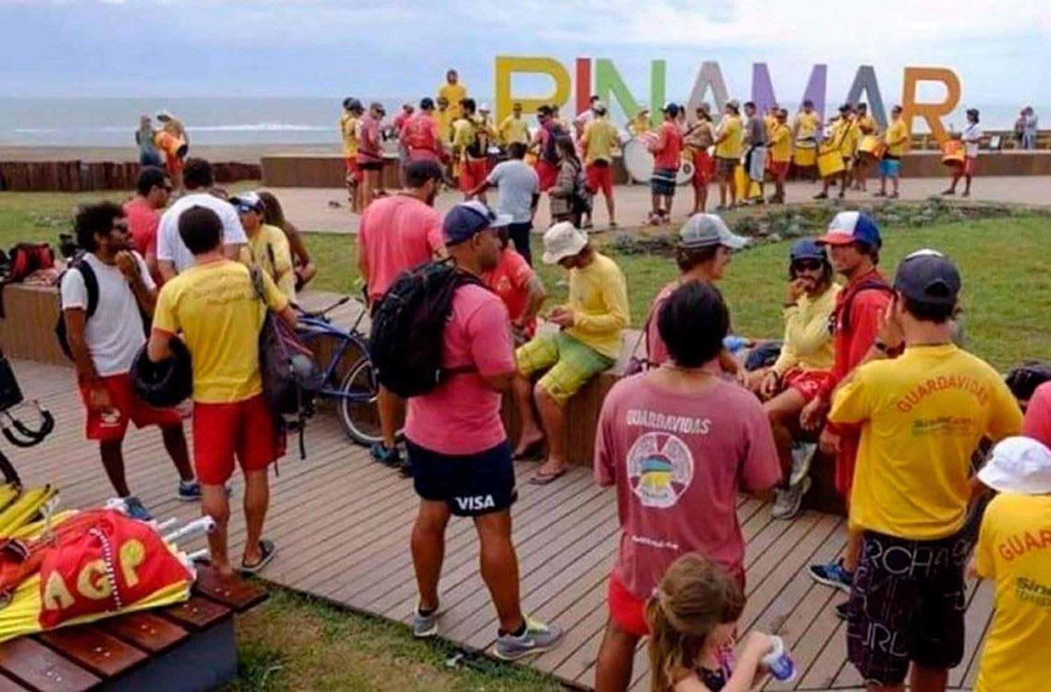Guardavidas de balnearios privados de Pinamar realizan un paro por salarios adeudados