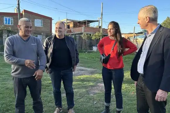 Rabbia y Lewandowski visitaron el Club Los Pumas tras aportar materiales para construir un paredón contra balaceras