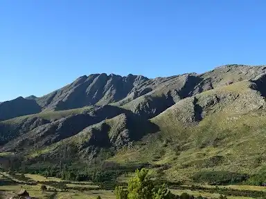 Sierra de la Ventana: Ubicada a poco más de 250 km de Tandil, este destino es un paraíso para los amantes del senderismo y los paisajes serranos.