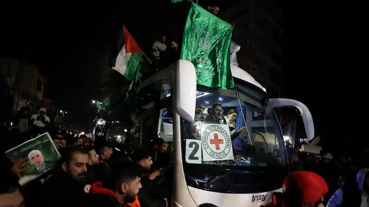 LIBRES 90 PALESTINOS tras el alto al fuego en la FRANJA de GAZA: camiones con ayuda humanitaria entraron a la zona