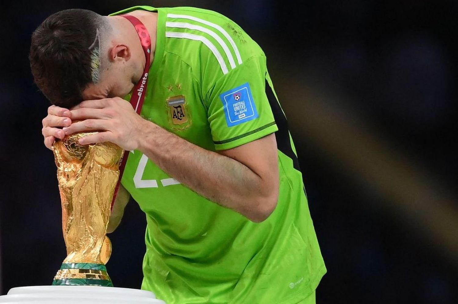 Dibu y su festejo con la copa.